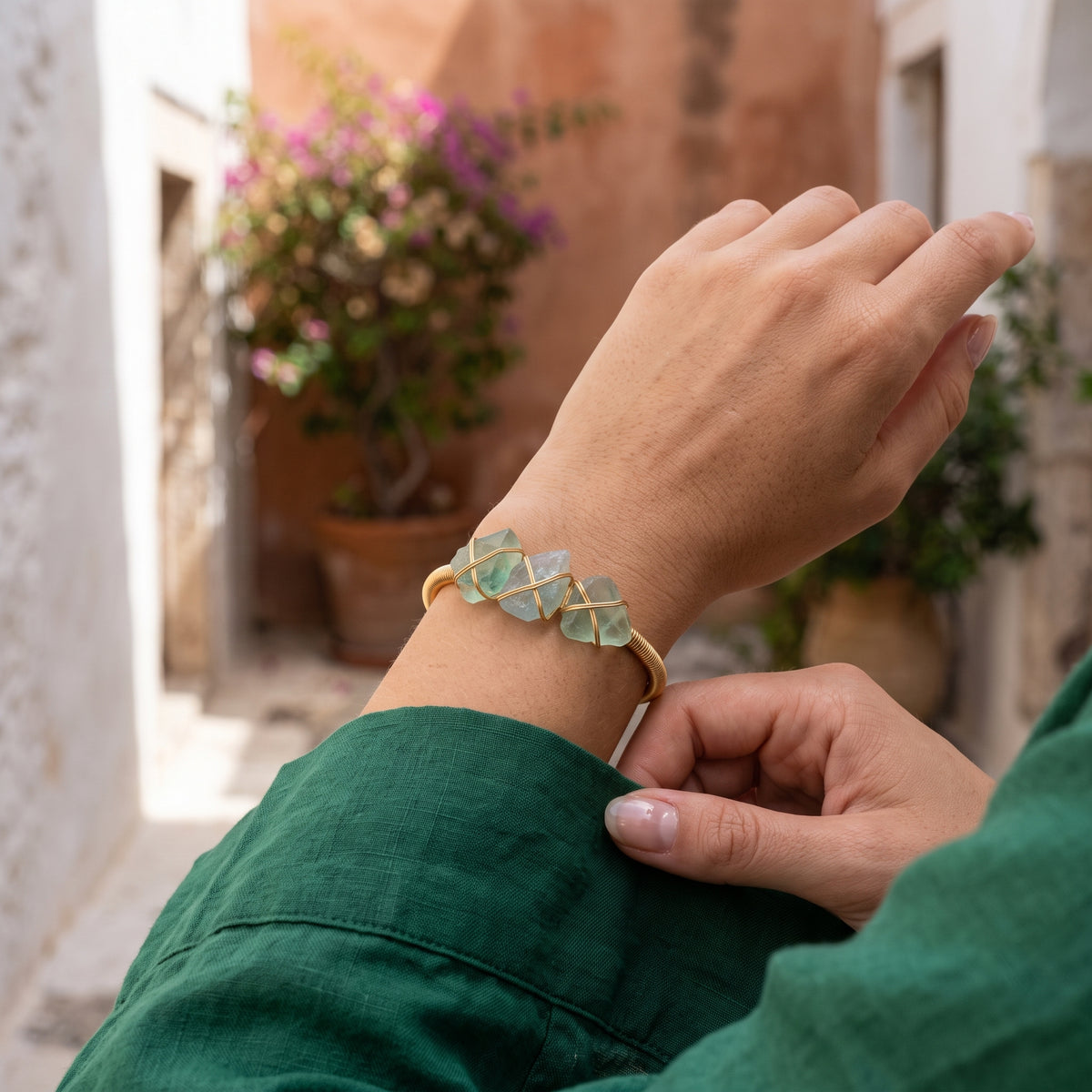 Bracelet Fluorite Brute sur Jonc Doré Ouvert