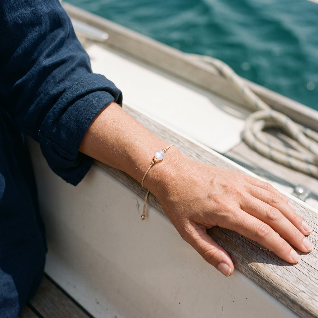 Bracelet Pierre de Lune sur Cordon Doré à Perle Unique