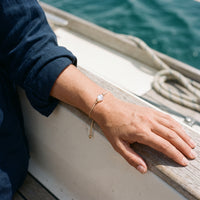 Bracelet Pierre de Lune sur Cordon Doré à Perle Unique