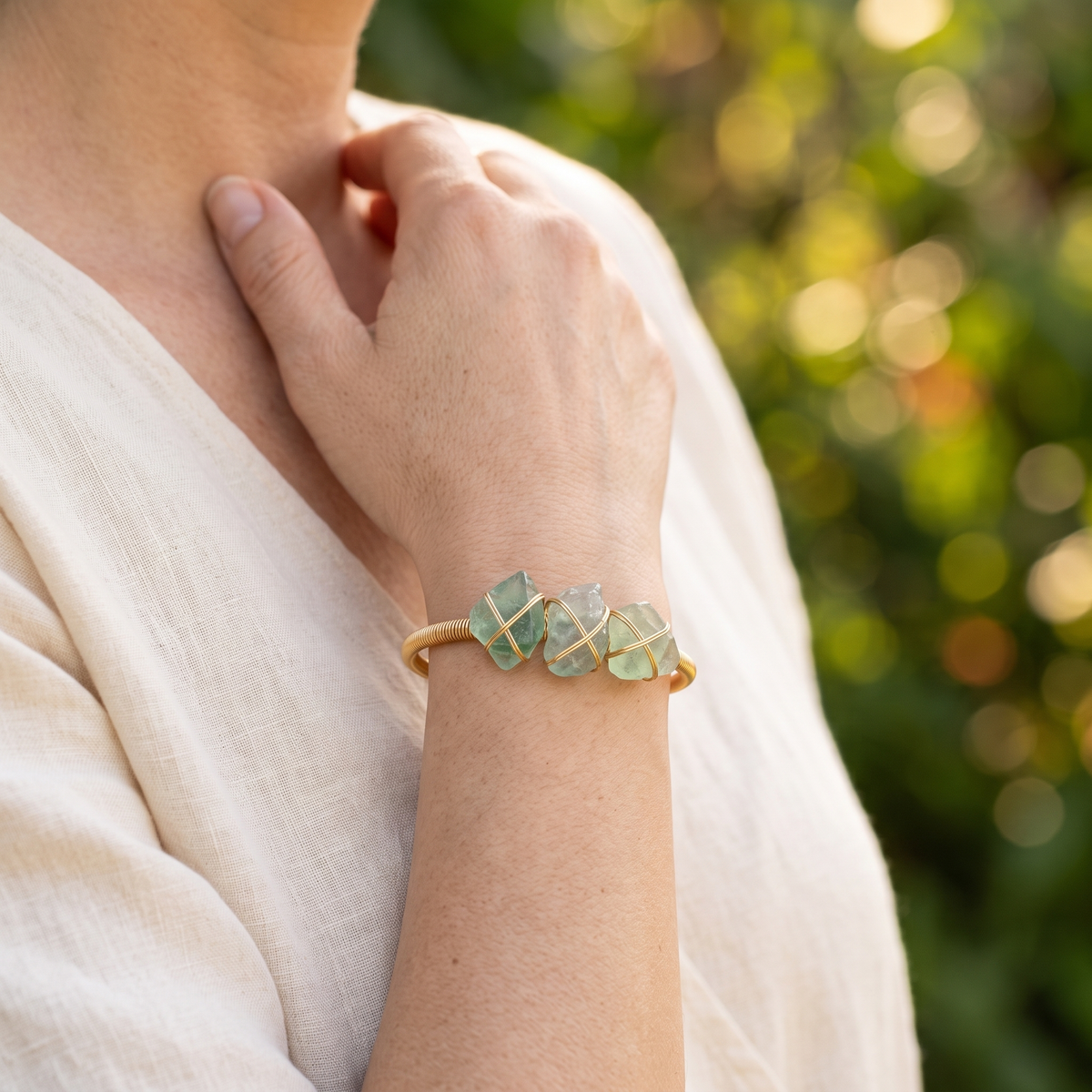Bracelet Fluorite Brute sur Jonc Doré Ouvert