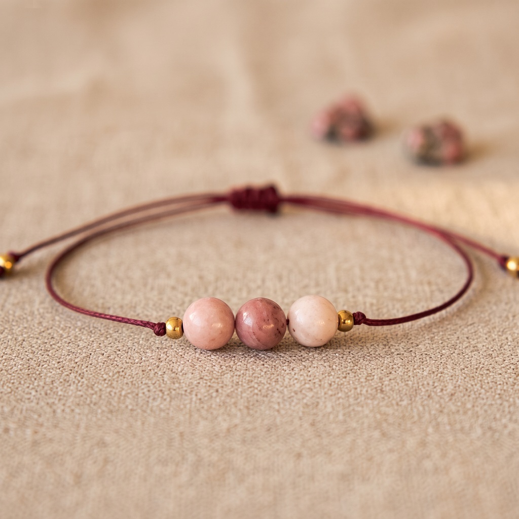 Bracelet Rhodonite sur Cordon Rouge à Perles Dorées